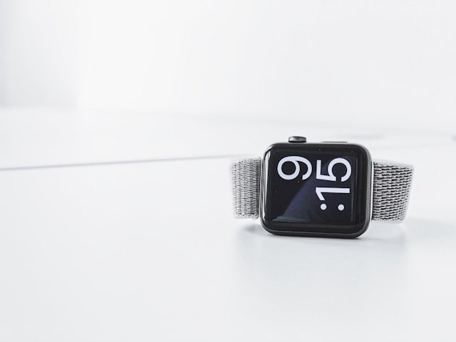 Eine Apple Watch vor hellem Hintergrund