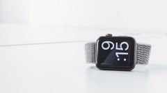 Eine Apple Watch vor hellem Hintergrund